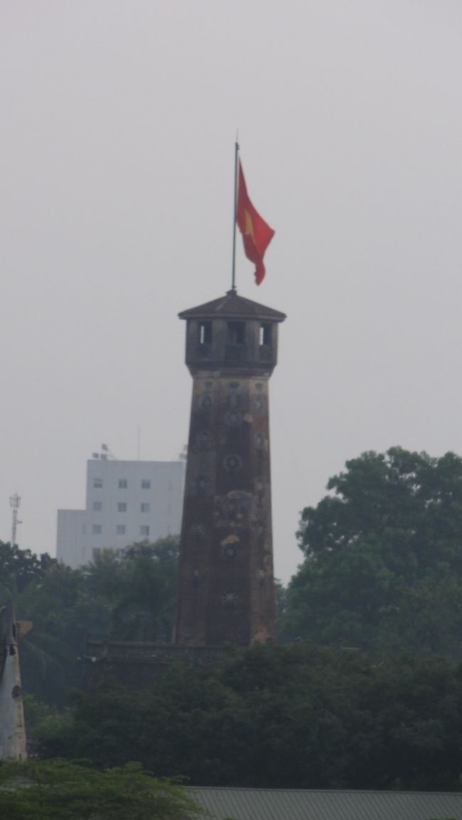 向かいには、「　国旗掲揚塔　」　が見えます。