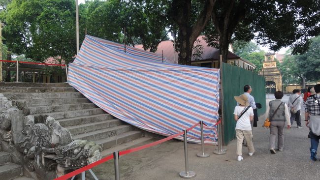 手前は有名な、「龍の石階段」　です。<br /><br />「ビニール」　の中は発掘中。