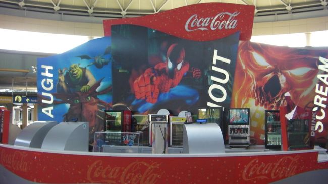 ＵＳＯのタクシー・バス乗り場近くのインフォネーションカウンター。<br />スパイダーマンが出迎えてくれます。