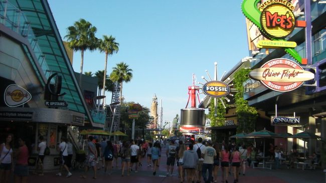 日本のユニバーサルシティーウォークとはちょっと違っているので結構楽しめました。