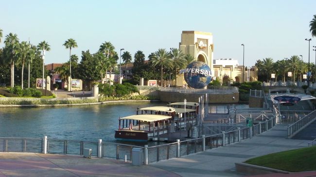 シティーウォークを抜けると湖があり、右側がユニバーサルスタジオ、左側がアイスランド・オブ・アドベンチャーのテーマーパークがあります。