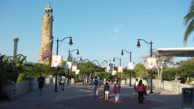 まず、アイスランド・オブ・アドベンチャーに向かいます。