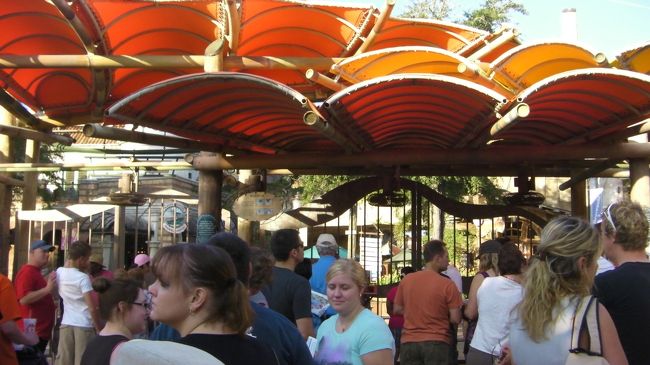 開園前のゲートの様子。開園前にも関わらず、結構人が並んでいました。