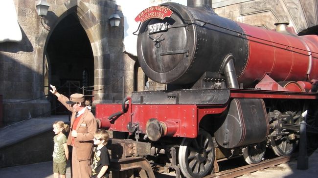 機関車がお出迎え。ここで写真を撮る人がたくさんいてました。