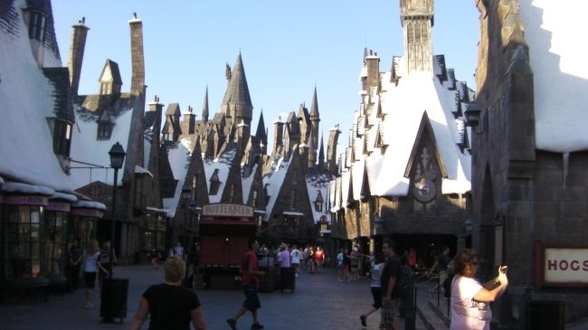 映画の街並みを忠実に再現していますので、自分がハリーポッターの世界にいるような感覚になりますよ〜