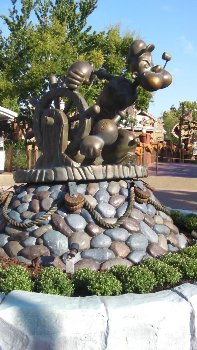 ホグワーツを抜けてしばらく歩くと、ポパイが出迎えてくれます。