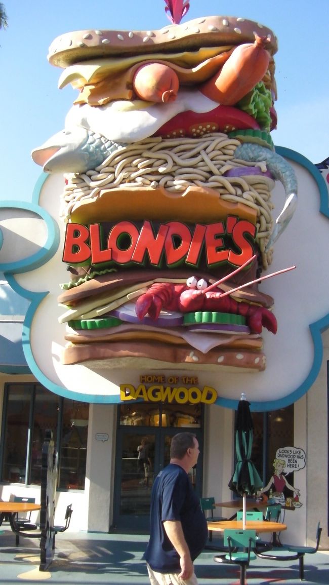 お店の看板。やけにド派手。