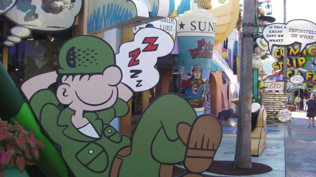 お店前の道。このような物があちらこちらに。歩いてるだけでもの凄く楽しめます。