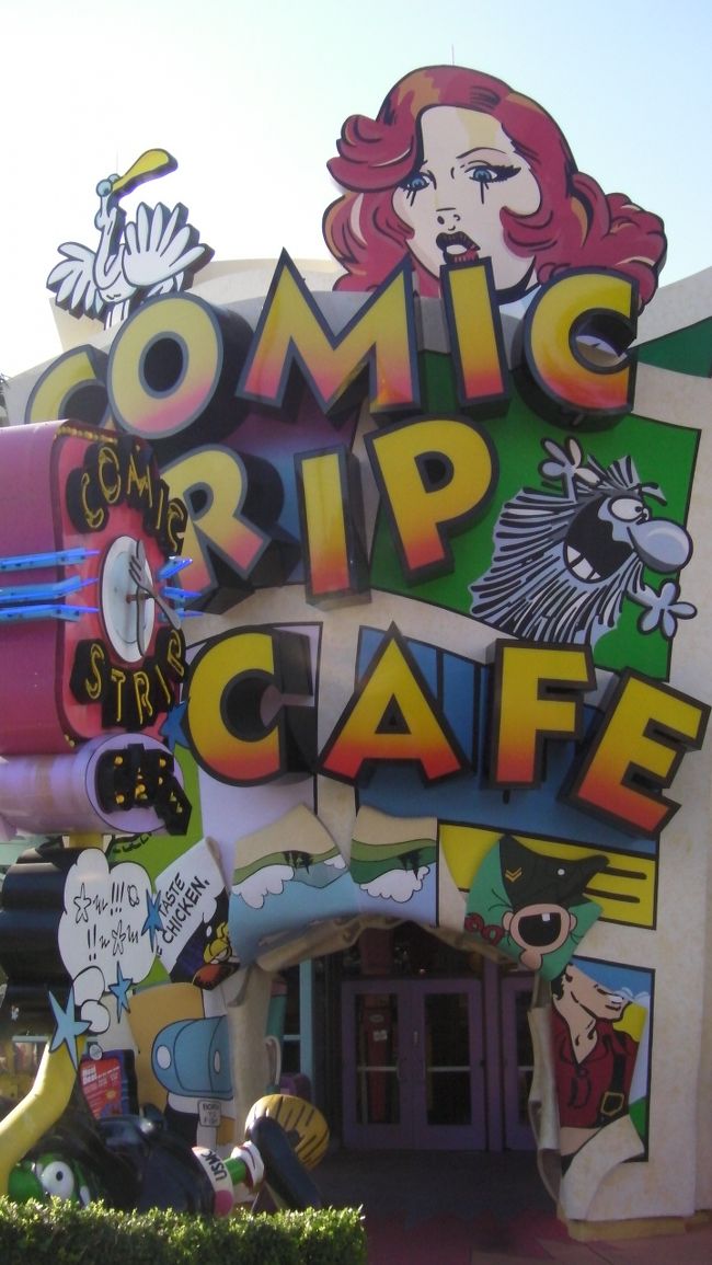 見るからにマンガ喫茶みたいな感じのお店。