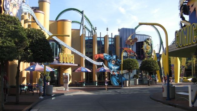 楽しいオブジェがある街並みを抜けると今度は絶叫系のエリアに来ました。