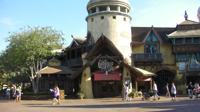 ゲートを抜けた後の風景。この近くにアトラクションの待ち時間のインフォメーションのボードがあります。