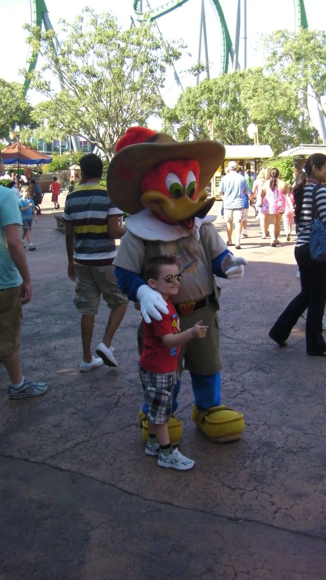 イケてる少年とウッドペッカー。しかし、幼くしてサングラスを使いこなしているこの少年は将来大物になるなきっと・・・