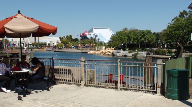 湖の近くでティータイム。