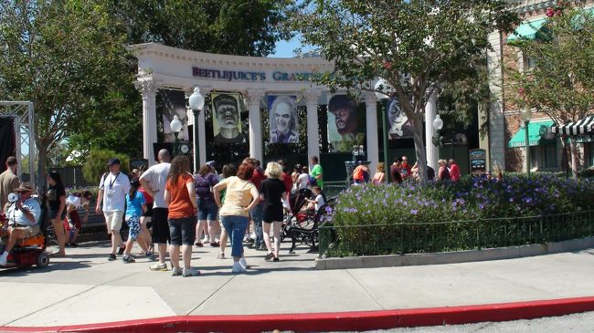 先程のテーマパークとは違って人が多いような気が・・・