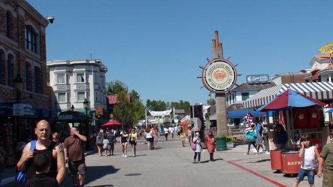 縁日みたいな屋台とかがいっぱいありました。