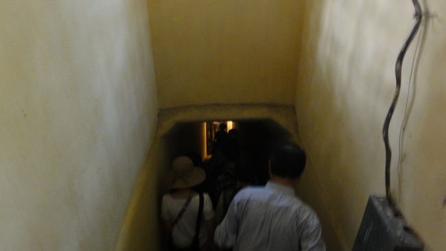 地下の　「秘密基地」　に降ります。