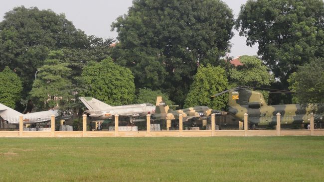 隣には　「ベトナム軍事博物館」　もあります。