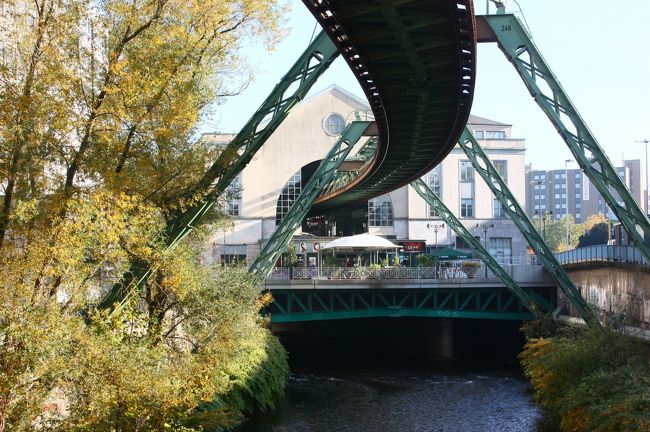 未練がましく、主の走らない鉄路を見上げます。