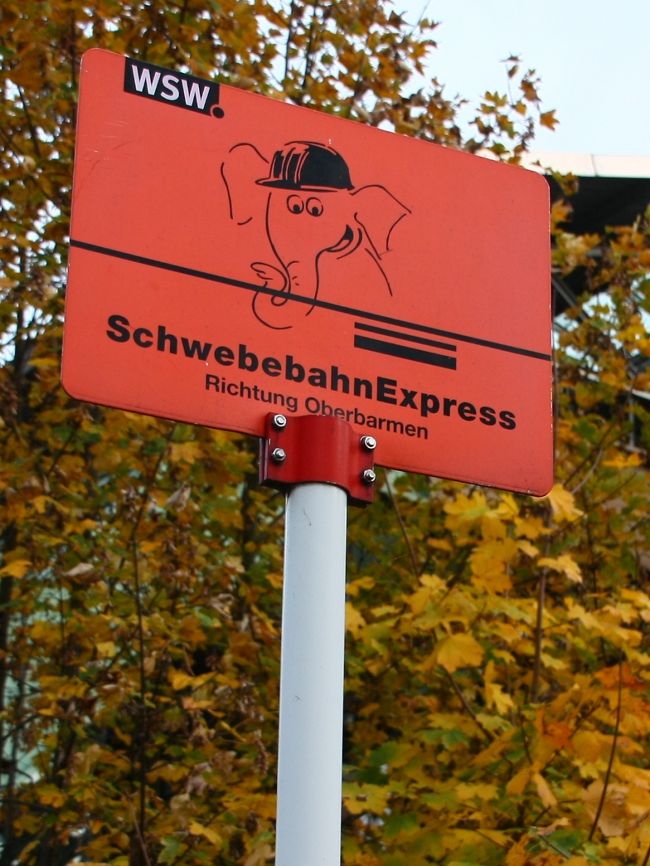 ところで、ヴッパータール空中鉄道は市民の足です。<br />運休期間中は Schwebebahn Express モノレールエクスプレスなるバスがその代わりとなります。