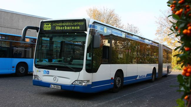 モノレールが駄目ならバスだ！<br /><br /><br />ってんで、ヴッパータール中央駅−Vohwinkel フォーヴィンケル駅（空中鉄道のターミナル）間をこれに乗ることにしました。