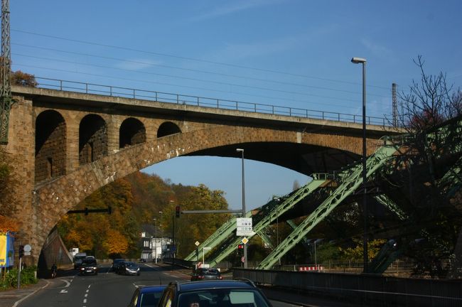 空中鉄道の代わりですから、ほぼヴッパー川沿いを走ってくれます。<br />石造りの鉄道橋と空中鉄道のレールが交差しています〜。