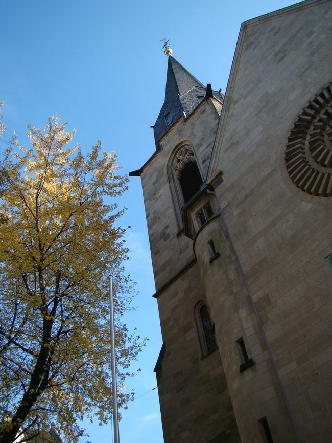 駅周辺をちょっとだけ散策。<br /><br /><br />石造りの教会がひっそり。