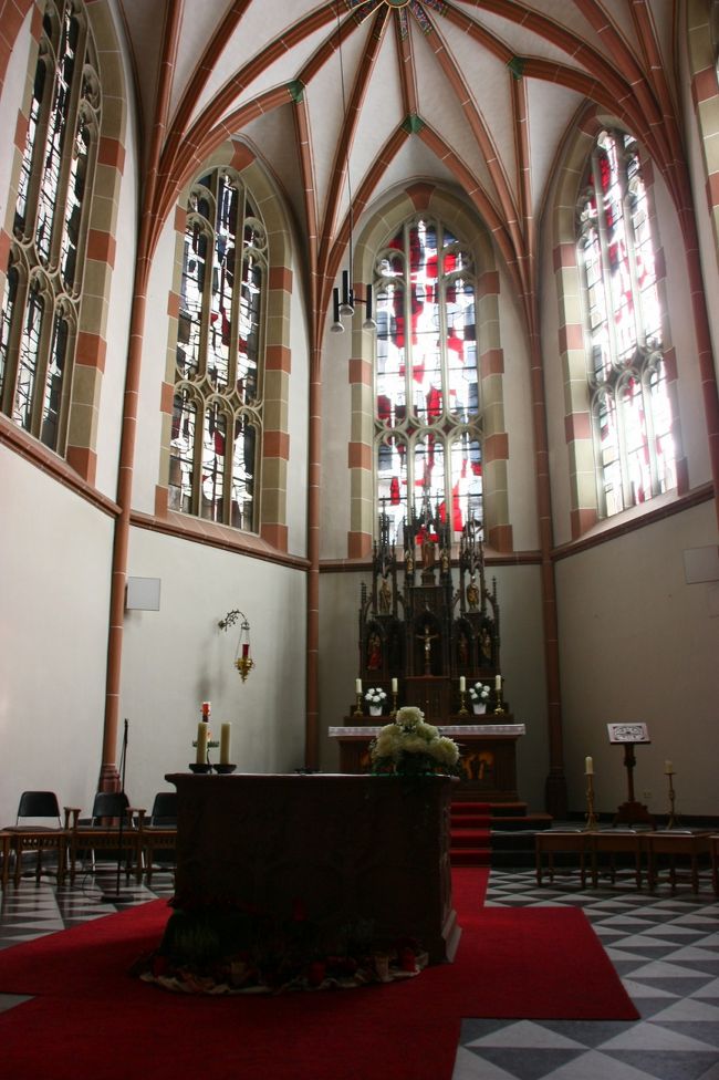 シンプルなステンドグラスから陽が射しこみます。