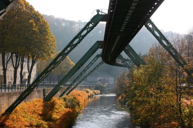 再び、ヴッパー川上空をレールが走ります。