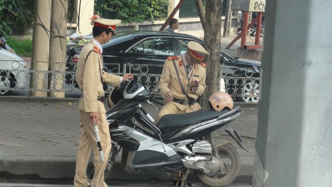 「茶色の服」　は　「交通警察」　です。<br /><br />