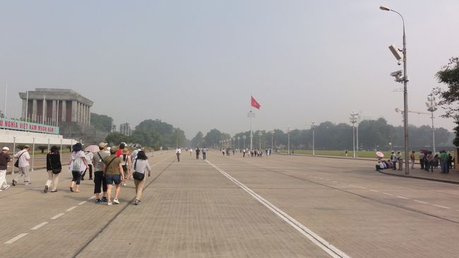 日は変わって、<br /><br />「ホーチミン廟」　に向かいます。