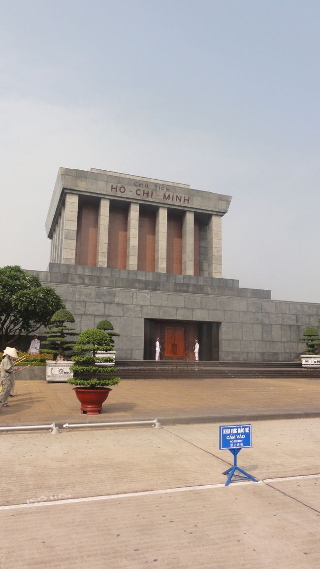 月曜日なので、外観だけの見学です。<br /><br />「ホーチミンの遺体」　が保管されてます。
