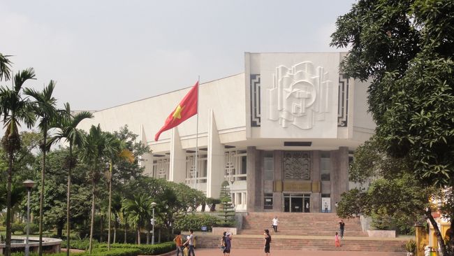 「ホーチミン博物館」　です。