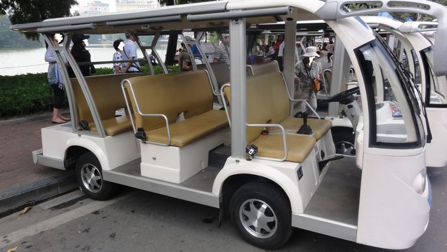 この　「電動カート」　で街の散策です。