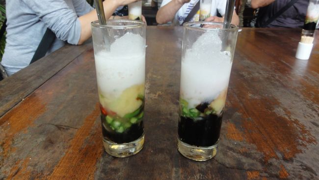 中に、「わかめ、ココナッツ　等」　の　<br /><br />餅？　のようなものが入ってます。