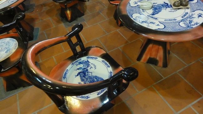 「椅子」　も陶器でできてます。