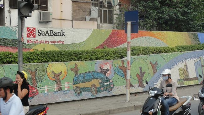 世界一長い「陶器の絵」だそうです。<br /><br />シュムリアップ（アンコールワット）へ向かいます。<br /><br /><br />※　旅行記　「シュムリアップ」　へ