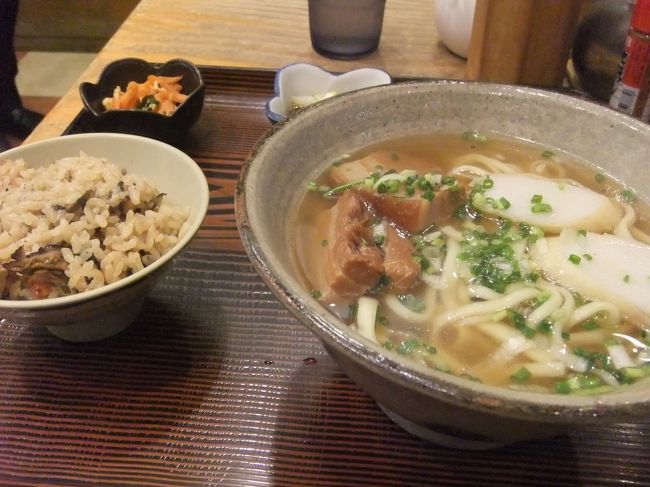 10月7日、仕事が終わって福岡入り。<br />友達の家で前泊です。いつもありがとう☆<br /><br />10月8日　福岡9:25発でまずは沖縄に向かいます。<br />２時間弱で到着だけど、出発が遅れたので乗継時間があまりない。。。<br /><br />街に出るのは諦めて、空港内のレストランで沖縄そば♪<br />４階のレストランフロアにある天龍。<br />おいしい！オススメです。