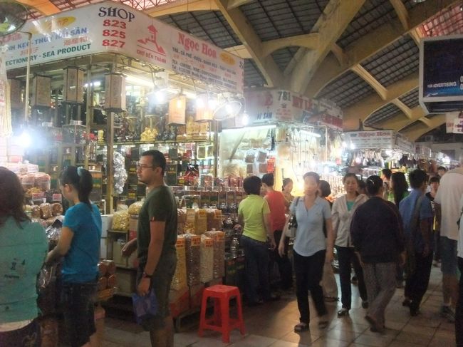 目的はないけど、ドンコイからブラブラ。<br />そのままベンタイン市場へ。<br /><br />市場は暑くて汗ダラダラ！