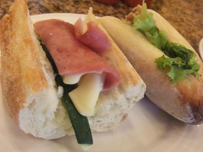 ランチはパタシューで。<br /><br />ハム＆チーズとツナサンドを半分コ。