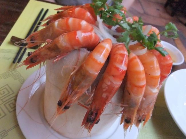 昼からも街ブラして、ロイヤルフットでマッサージした後ディナーへ。<br /><br />前回フォーが抜群においしかったコムニュウへ。<br />早速注文すると、フォーはランチまでしか出していないとのこと！<br />ガーン！！！<br /><br />仕方がないので、友達リクエストのココナッツエビ。<br />２人で食べるには多いです。というか飽きます・・・