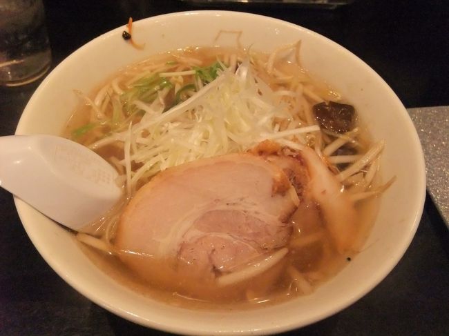 札幌といえばラーメンなので（個人的です）、ラーメンスタジアム的なところで塩ラーメン。<br />お店の名前は忘れたけど、おいしかったです！<br /><br />ちょっと熱すぎなのと、量が多かったけど。