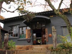 妻籠宿観光案内所/旧吾妻村警察署

明治30年(1897)建築、その後、役場等として利用されていました。