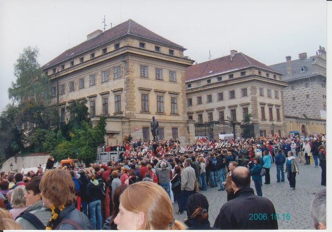 ランチも終えて、再びプラハ城前のフラチャニ広場に来てみたら。<br /><br />そろそろ始まるようです。<br />人だかりができています。<br /><br />