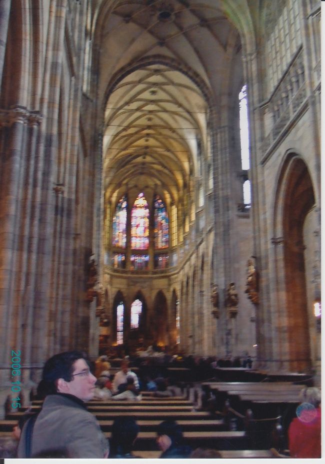 外観に違わず、内部も広い、聖ビート教会。