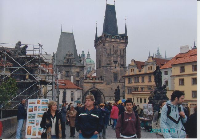 向こうに見えるは、火薬塔。<br />