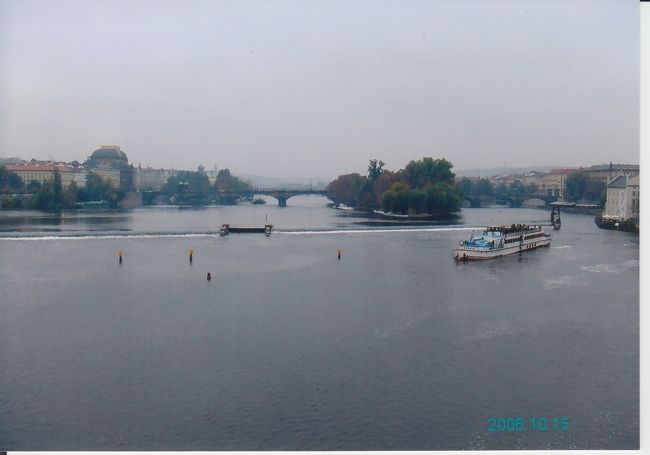 モルダウ川の雄大な流れ。<br /><br />お天気がよければ、もっと綺麗なんだろうな。