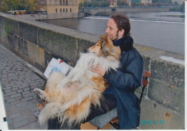 カレル橋には、いろんな人が、いろんなことをしています。<br /><br />こちらは、なんでしょうか。<br />ワンコを抱える、ハンサムなお兄さん。