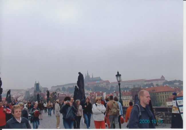 橋の上とは思えない混雑っぷり。<br /><br />