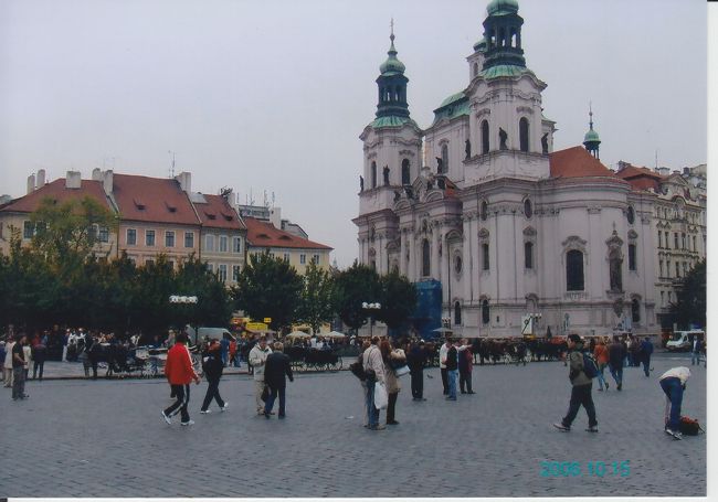 右奥に見えるのは、聖ミクラーシュ教会。