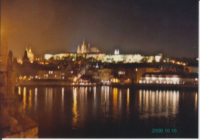 夜の、モルダウ川と、プラハ城。<br /><br />幻想的です。